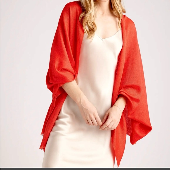 NWT Quince Cashmere Silk Featherweight Frayed Edge Scarf in Red - Picture 8 of 8